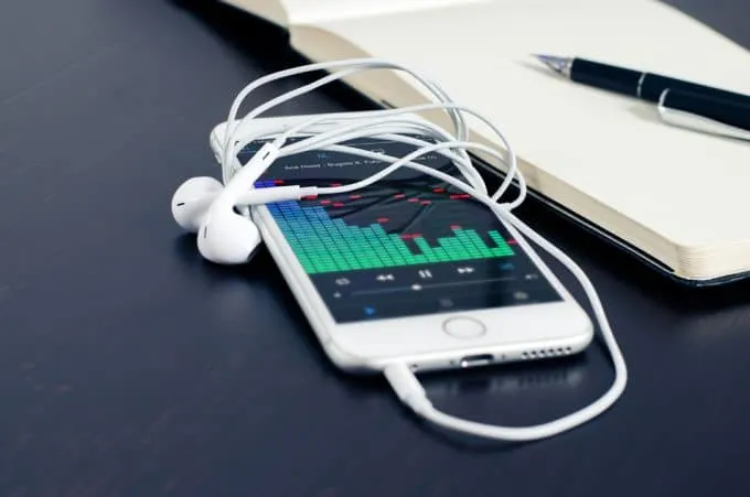 Нашли самый дешевый iPhone на рынке. Стоит ли его брать?