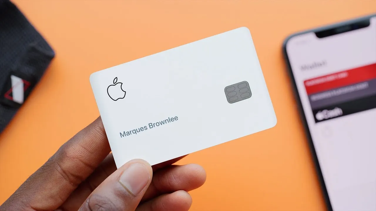 Кредитка Apple из титана царапается. Для нее тоже нужен чехол