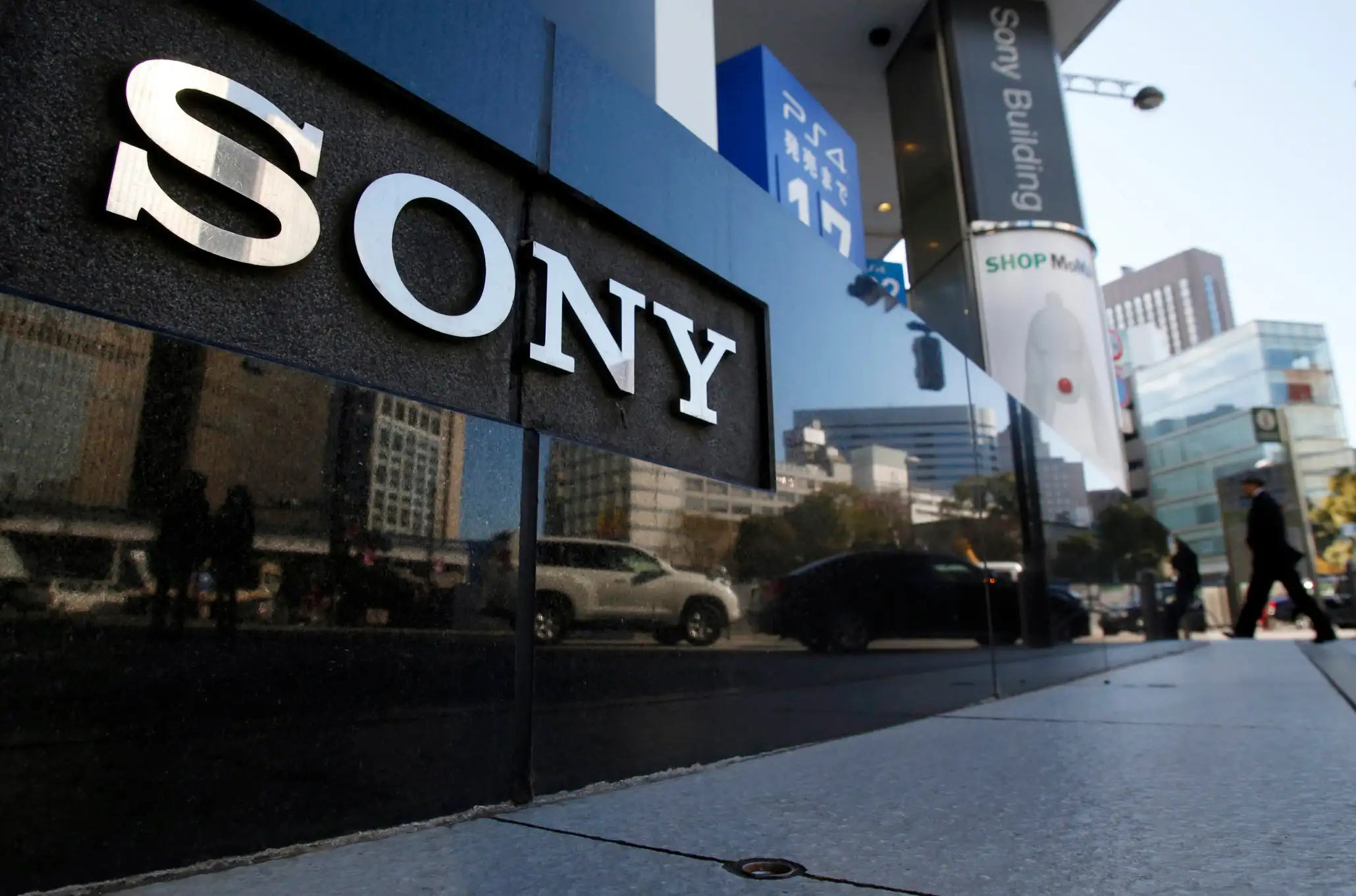 Продажи Sony Xperia чудовищны. За год упали в два раза – почти на дно