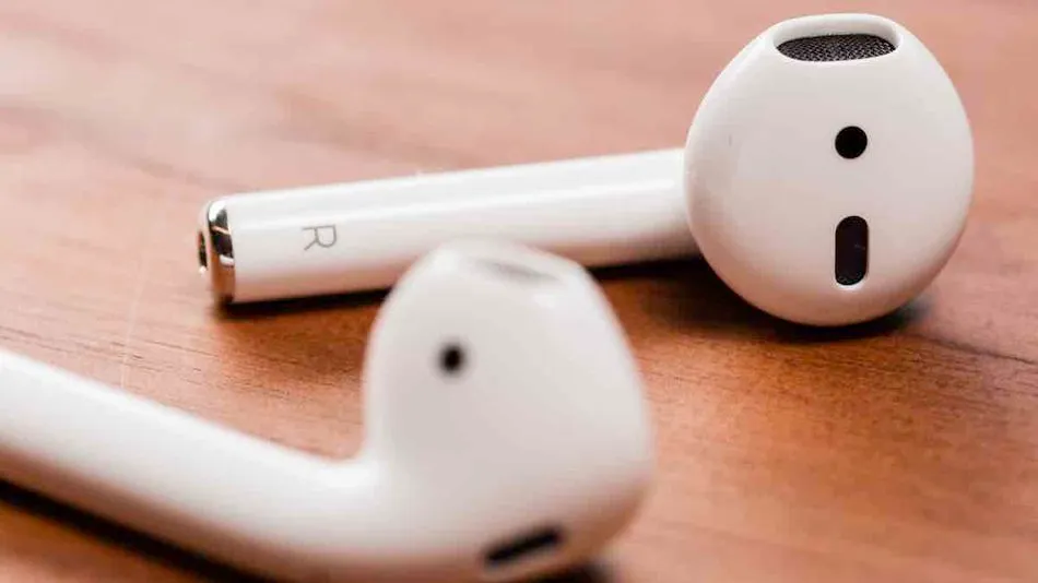 Русский бренд презентовал клона AirPods. Он дешевле в 5 раз и понимает русский язык