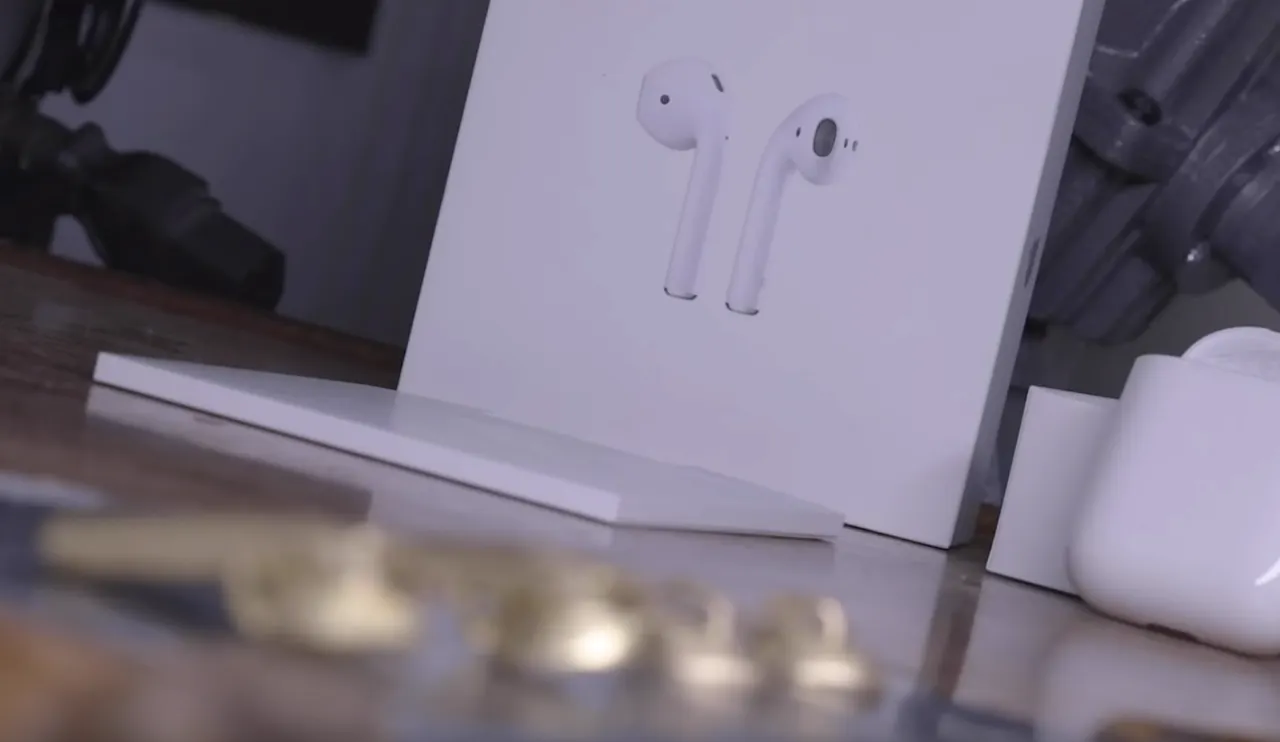 Как выглядят AirPods из настоящего золота. Процесс их создания шедеврален