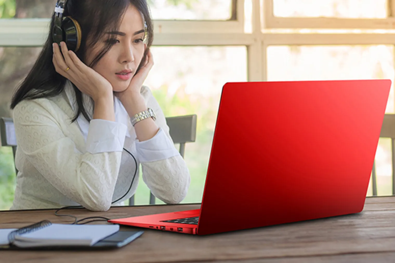 Красную копию MacBook Air продают с огромной скидкой. За что хвалят ультрабюджетный ноут?