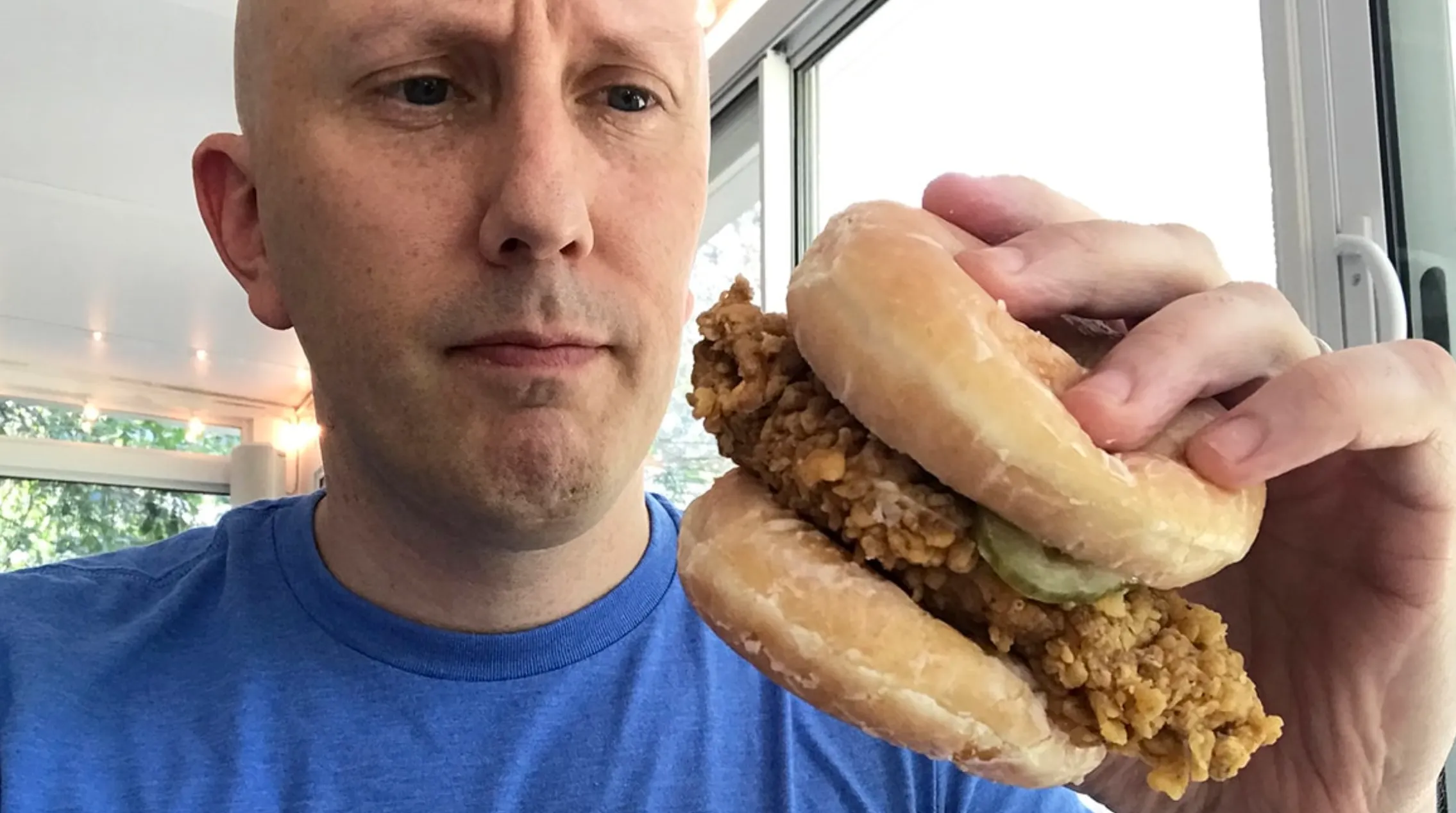 В KFC придумали новый бургер. Он состоит из пончиков