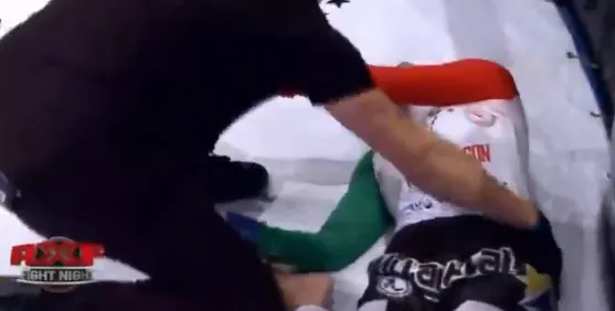 Девушка-боец MMA вышла драться в хиджабе. И очень быстро проиграла
