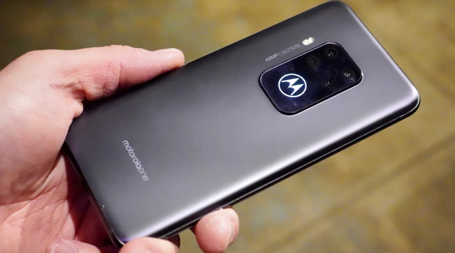 У нового Motorola One Zoom очень крутая квадрокамера. Но есть важный минус – это процессор
