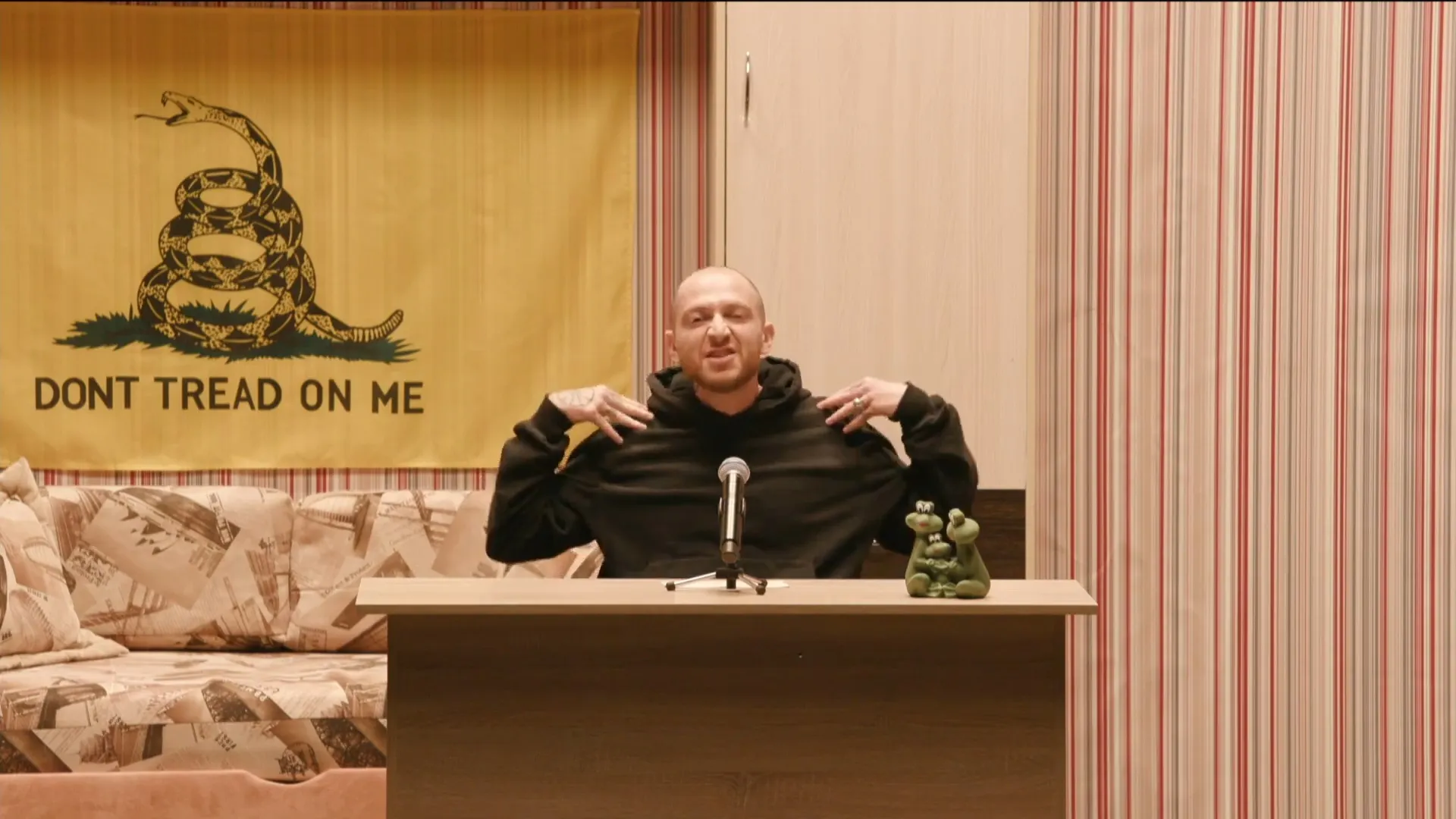 #СядьЗаТекст. Oxxxymiron устроил чтения классиков с раздачей сроков за экстремизм. В деле Баста, L&#8217;One и многие другие