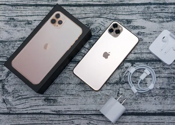 Первая распаковка iPhone 11 Pro Max. Здесь – куча фотографий за три дня до старта продаж