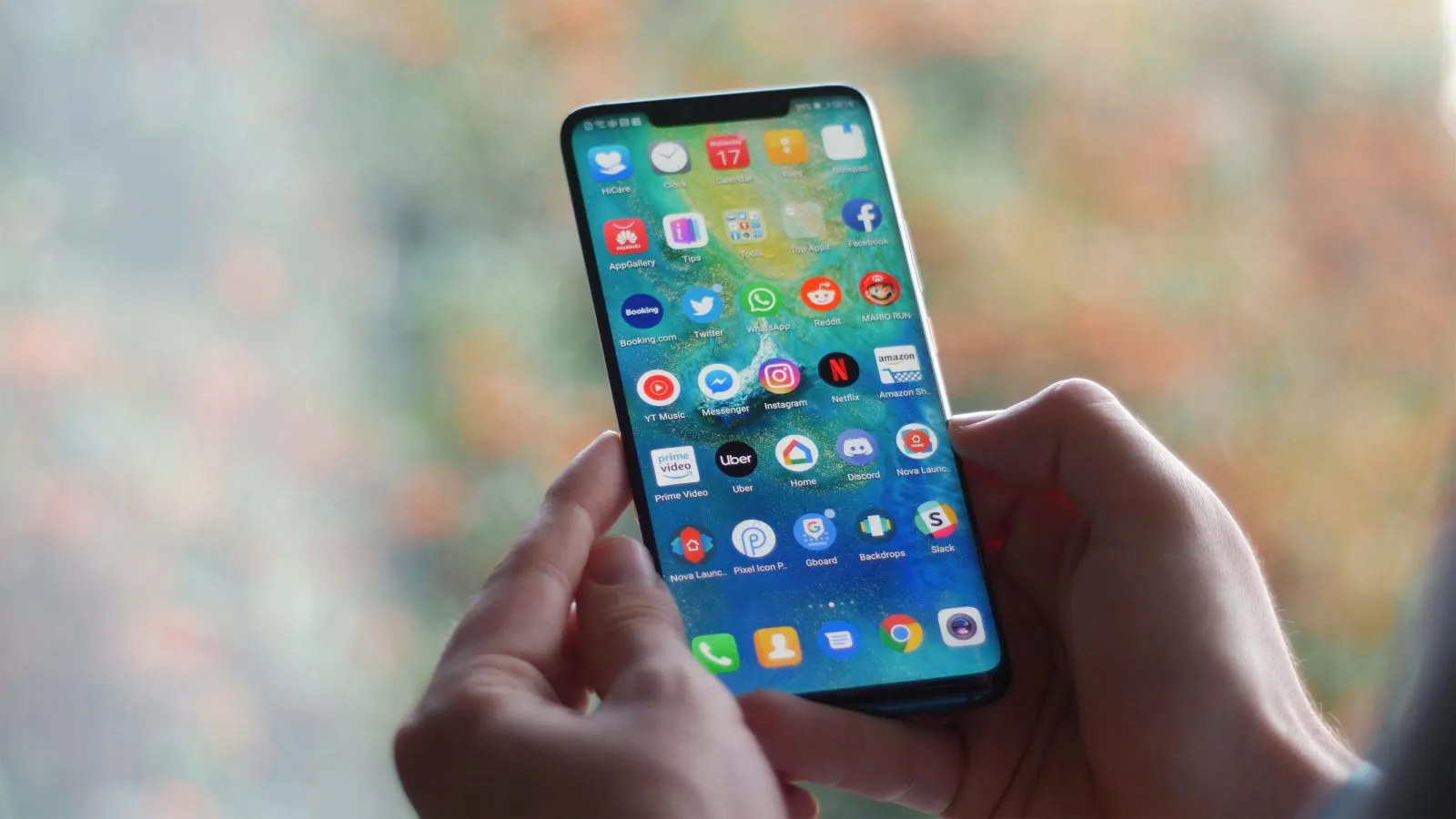 На девайсах Huawei больше не будут работать приложения банков. Компания это заслужила