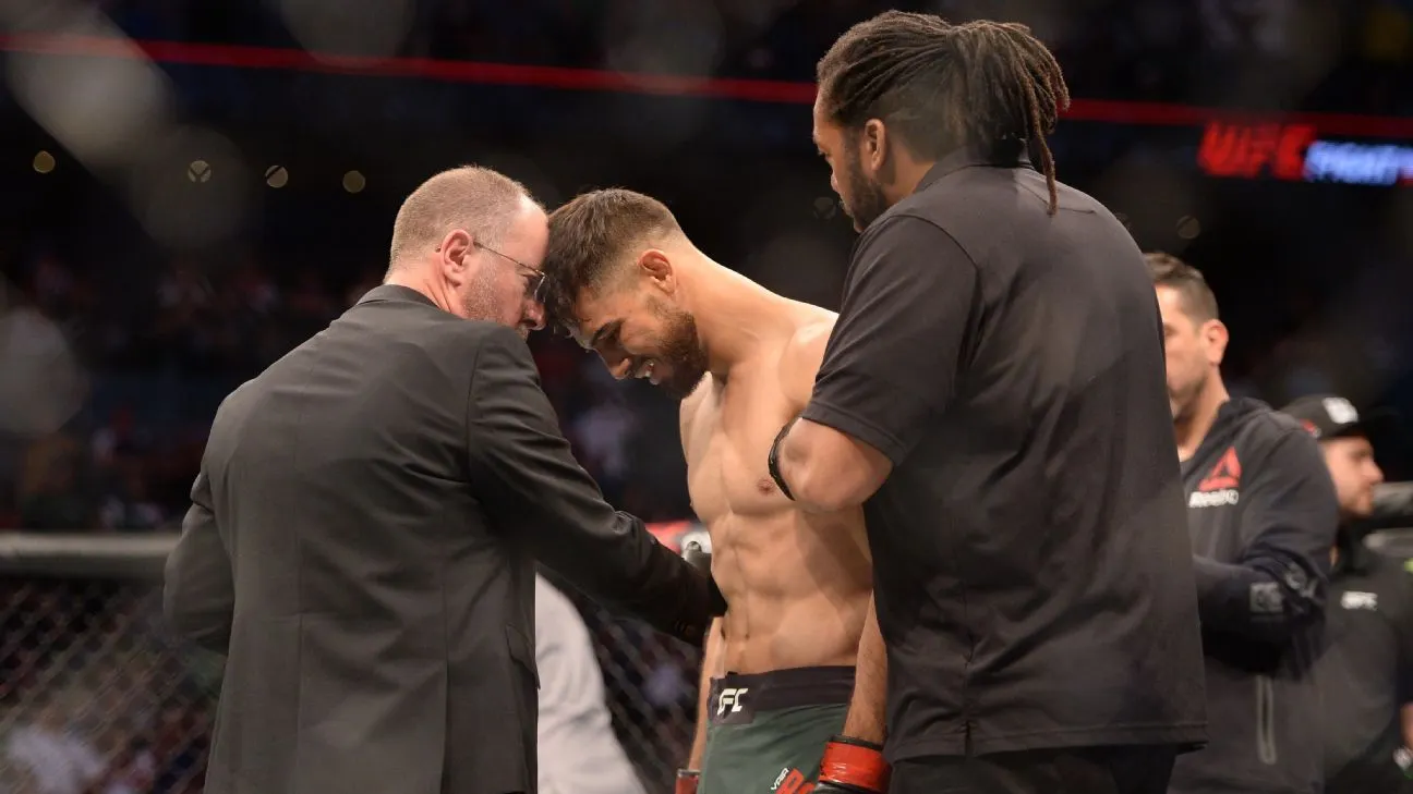 Ад на турнире UFC в Мехико: одного бойца забросали бутылками, другой чуть не убил соперника после нокаута