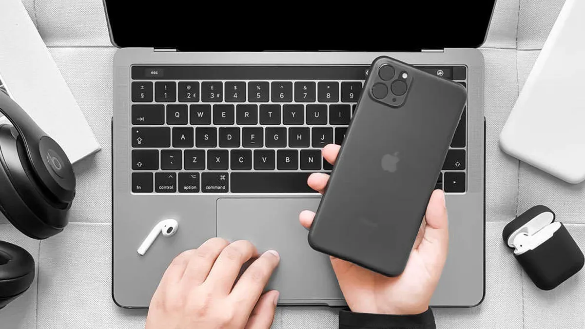 У топовых iPhone в комплекте теперь есть быстрая зарядка. Еще их можно заряжать от MacBook