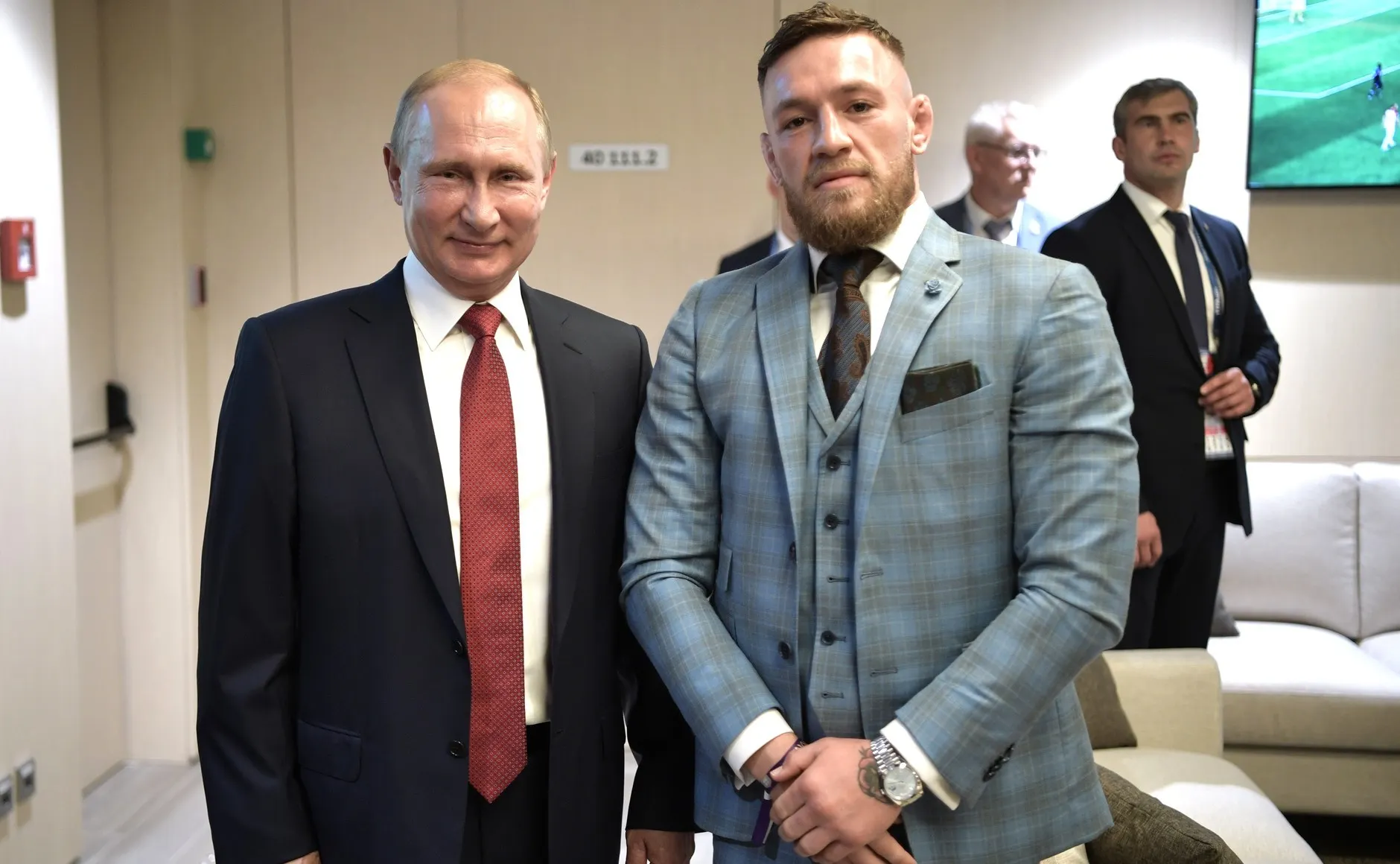 Первую бутылку Proper Twelve (виски Макгрегора) должен был выпить Путин. Но её забрали телохранители