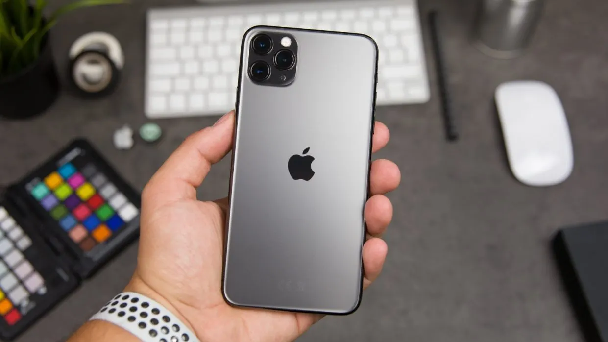 Говорят, iPhone может исчезнуть из России. Что не так с новым законом?