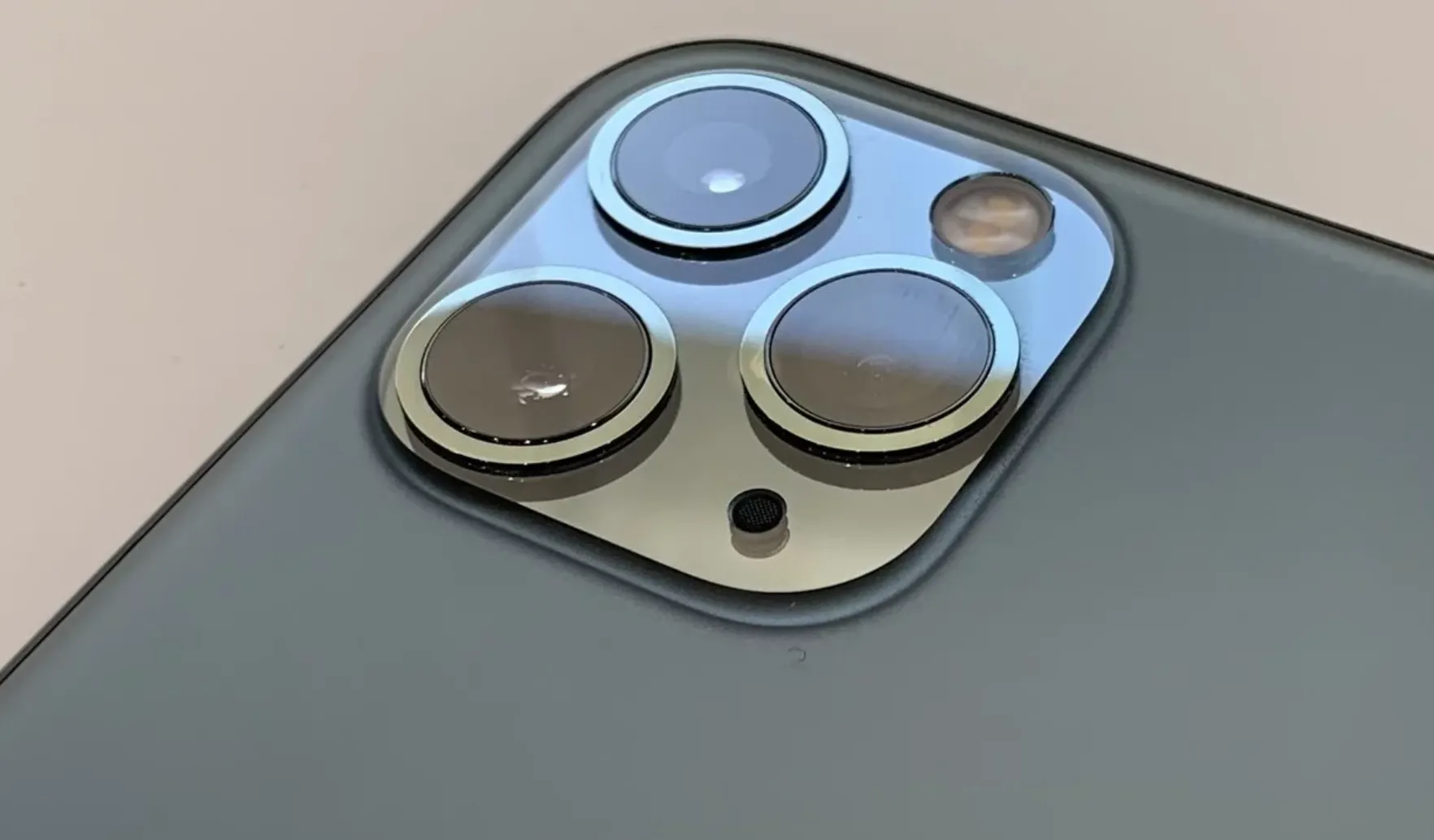 У iPhone 11 Pro есть проблема. Его камера – настоящий пылесборник