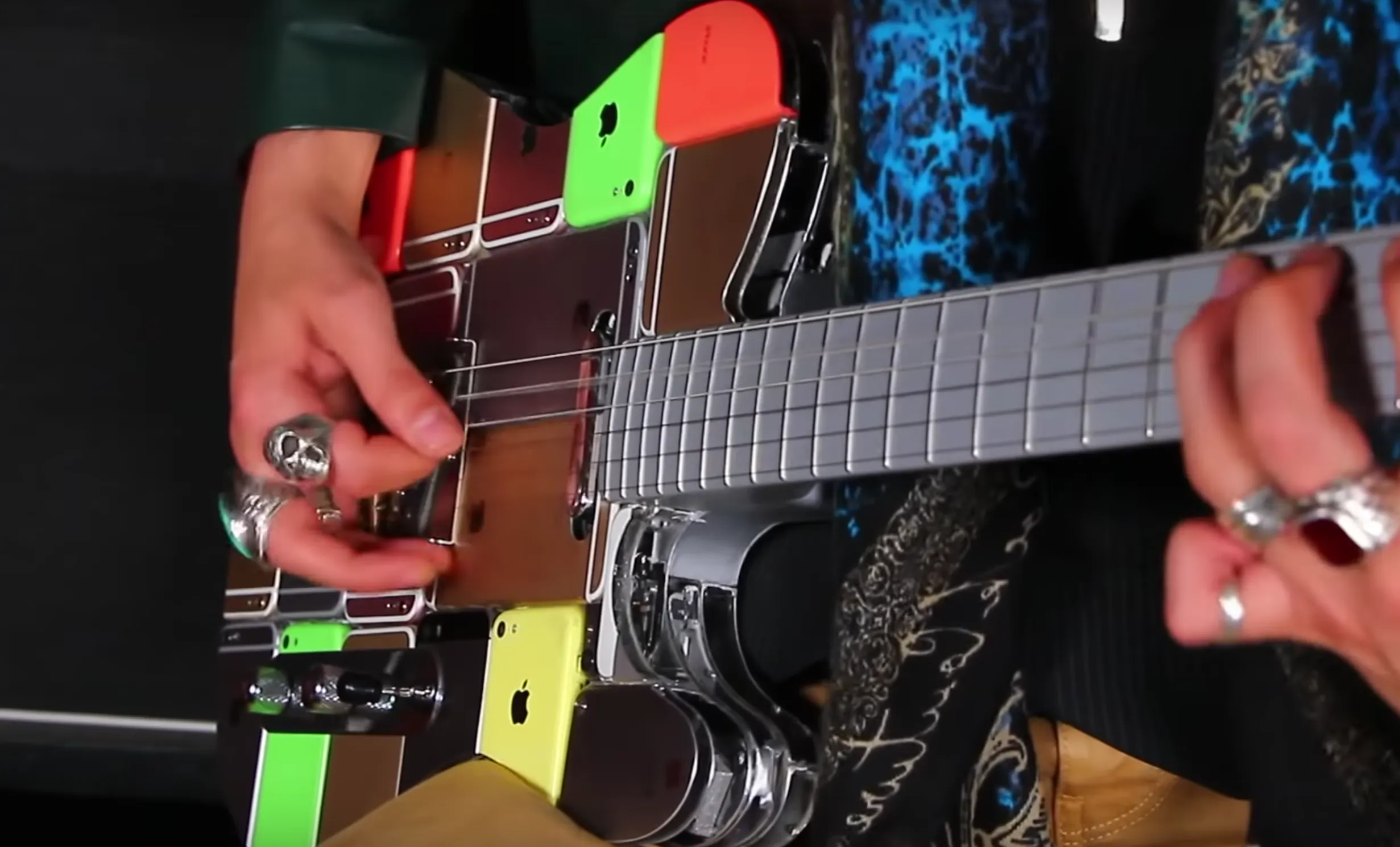Москвич собрал гитару из iPhone. До этого он сделал Fender из лапши