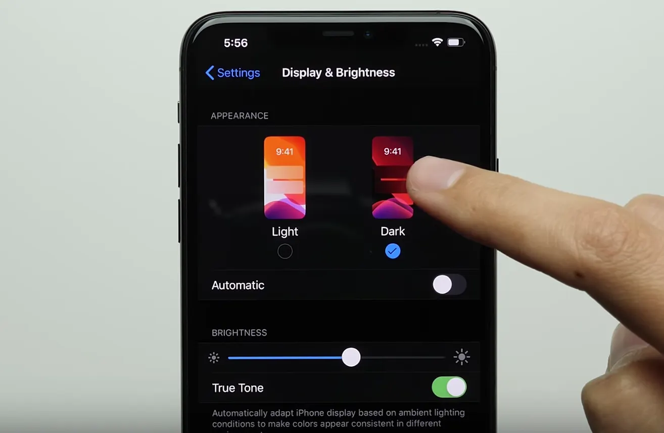 Темная тема реально экономит заряд iPhone. Но есть нюанс
