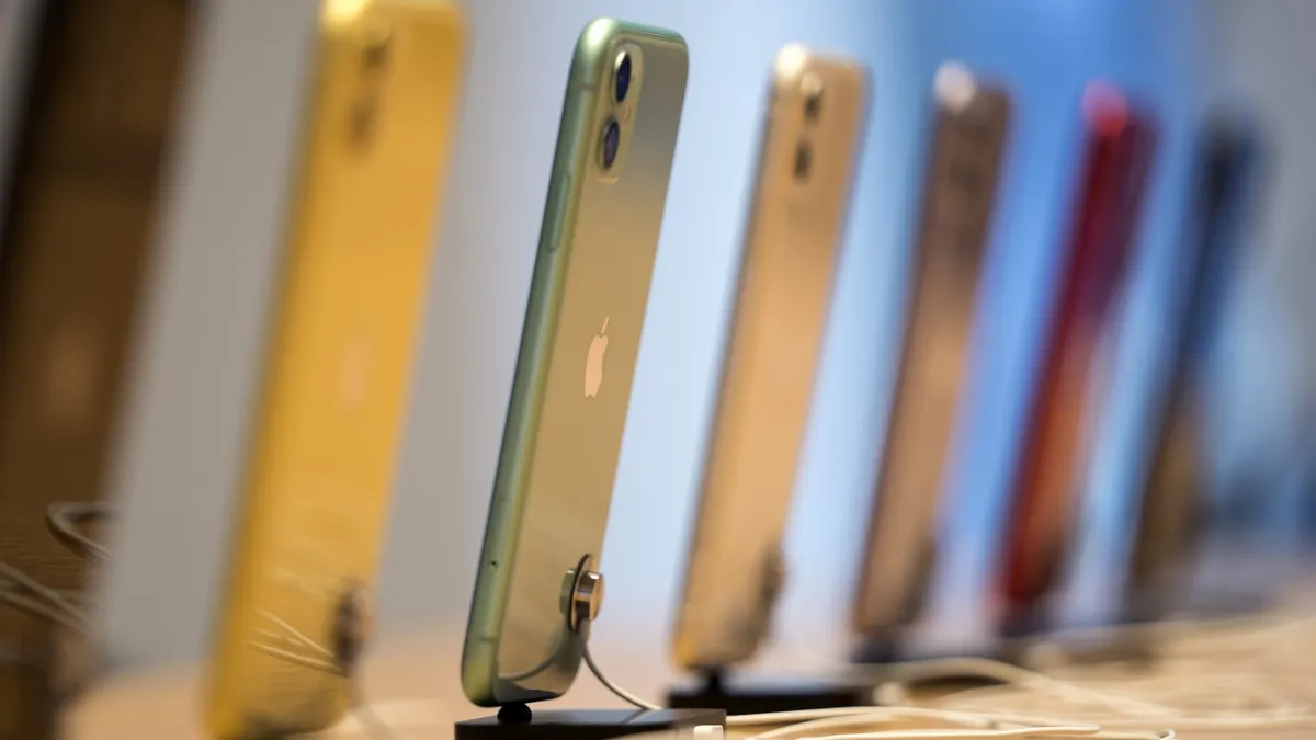 Какой iPhone держит заряд дольше всех? А какой быстро разряжается?