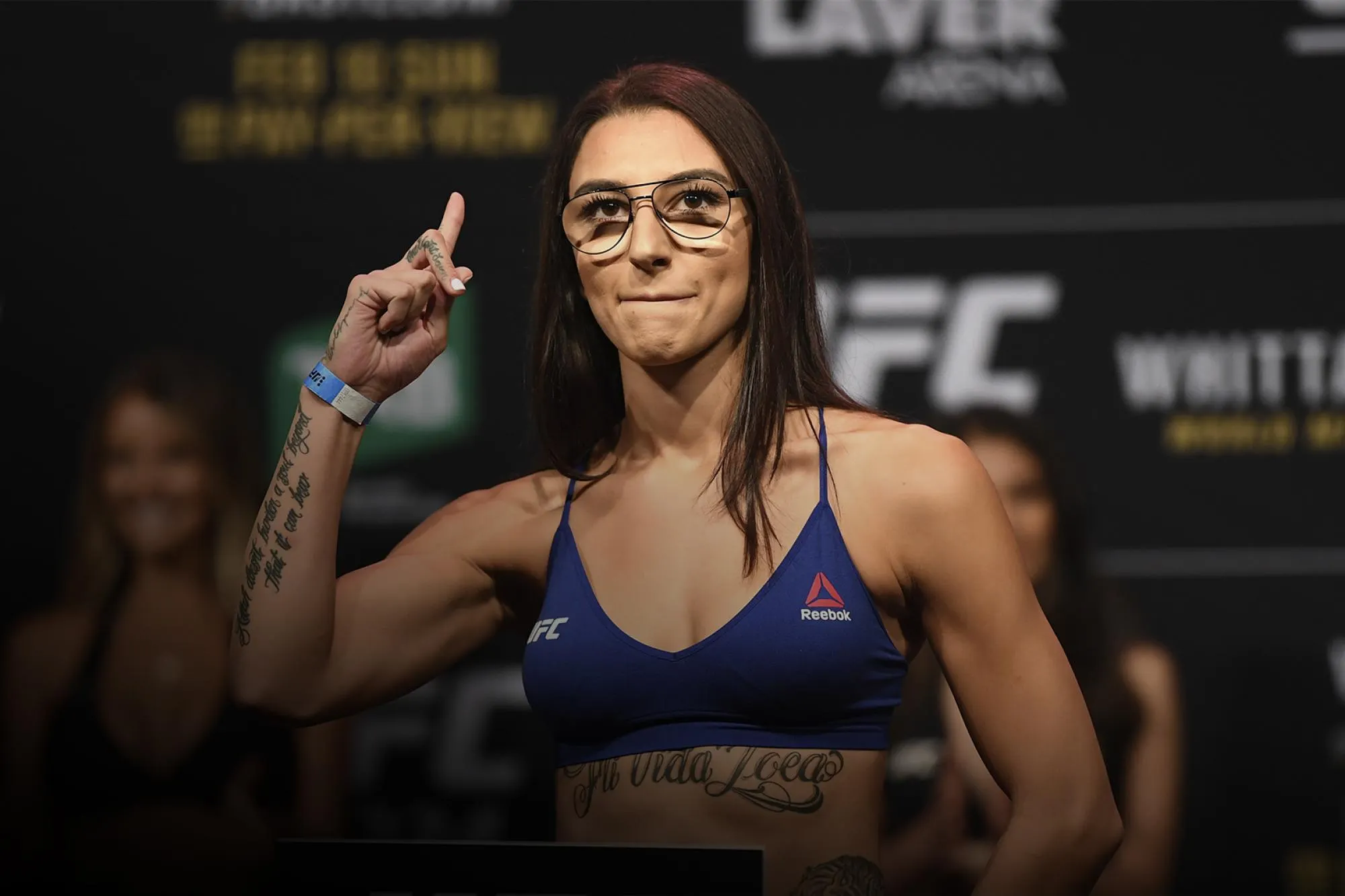 Девушка из UFC запанчила соперницу максимально крысиным способом. И тут же улетела в нокдаун