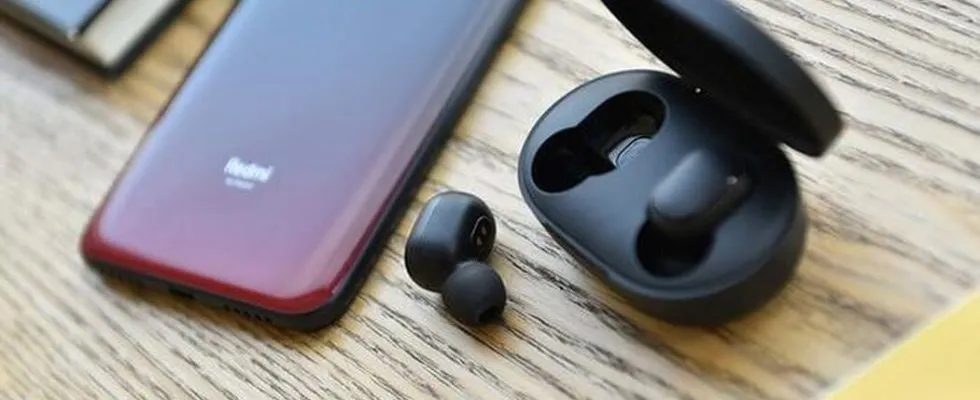 Клон AirPods от Xiaomi стали массово подделывать. Как отличить фейк от оригинала?