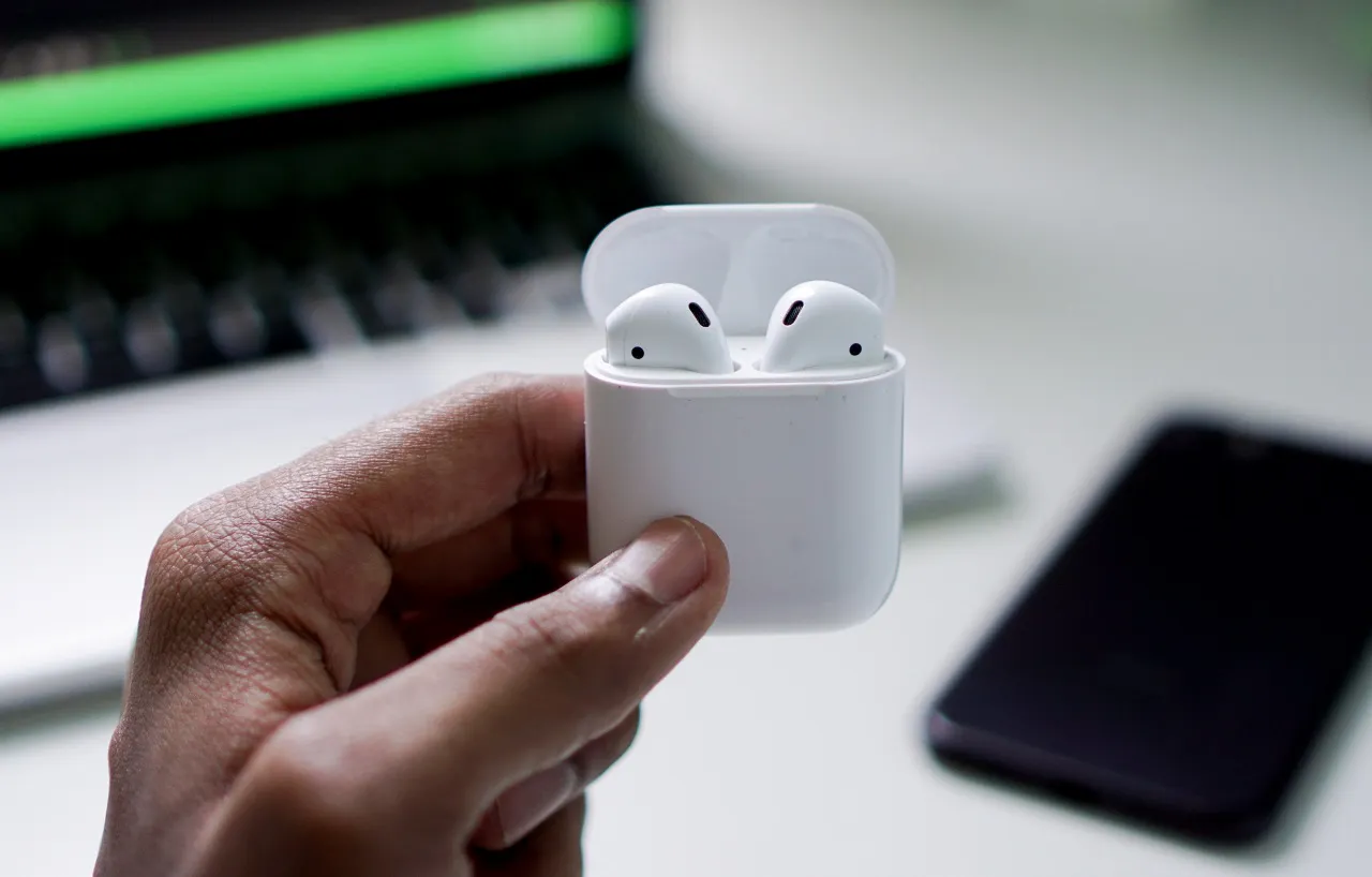 Покупаем AirPods 2 на «Беру» со скидкой почти 50%. Дешевле нет нигде