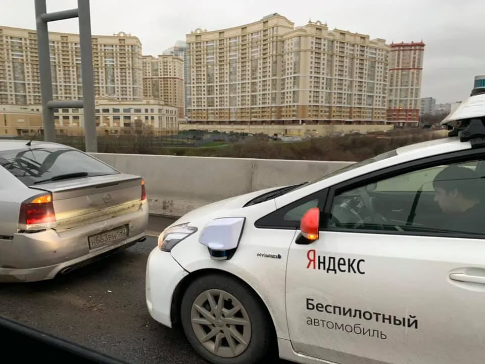 Беспилотник «Яндекса» протаранил легковушку в Москве. Это первый подобный случай в России