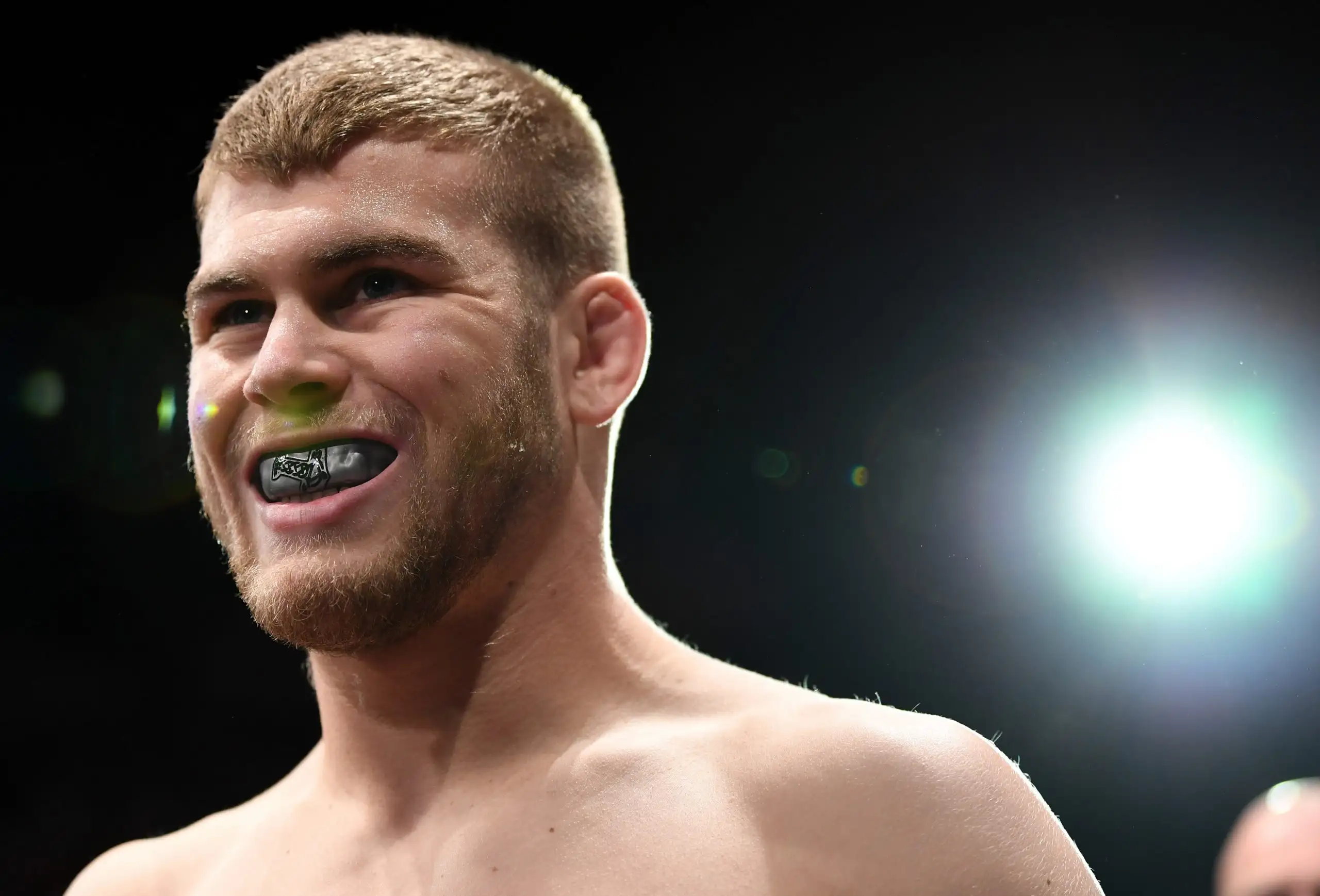 Боец UFC подписал контракт на бой своей кровью. Как это выглядит?