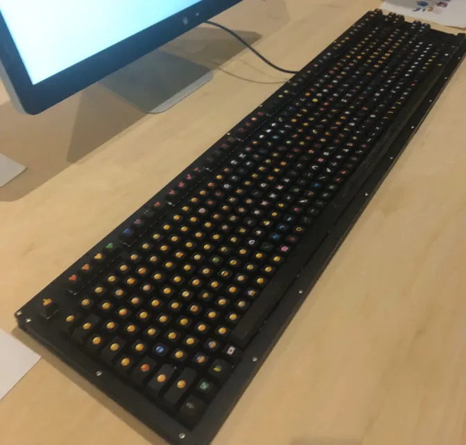 Как выглядит механическая клавиатура для эмодзи. На ней больше 500 клавиш