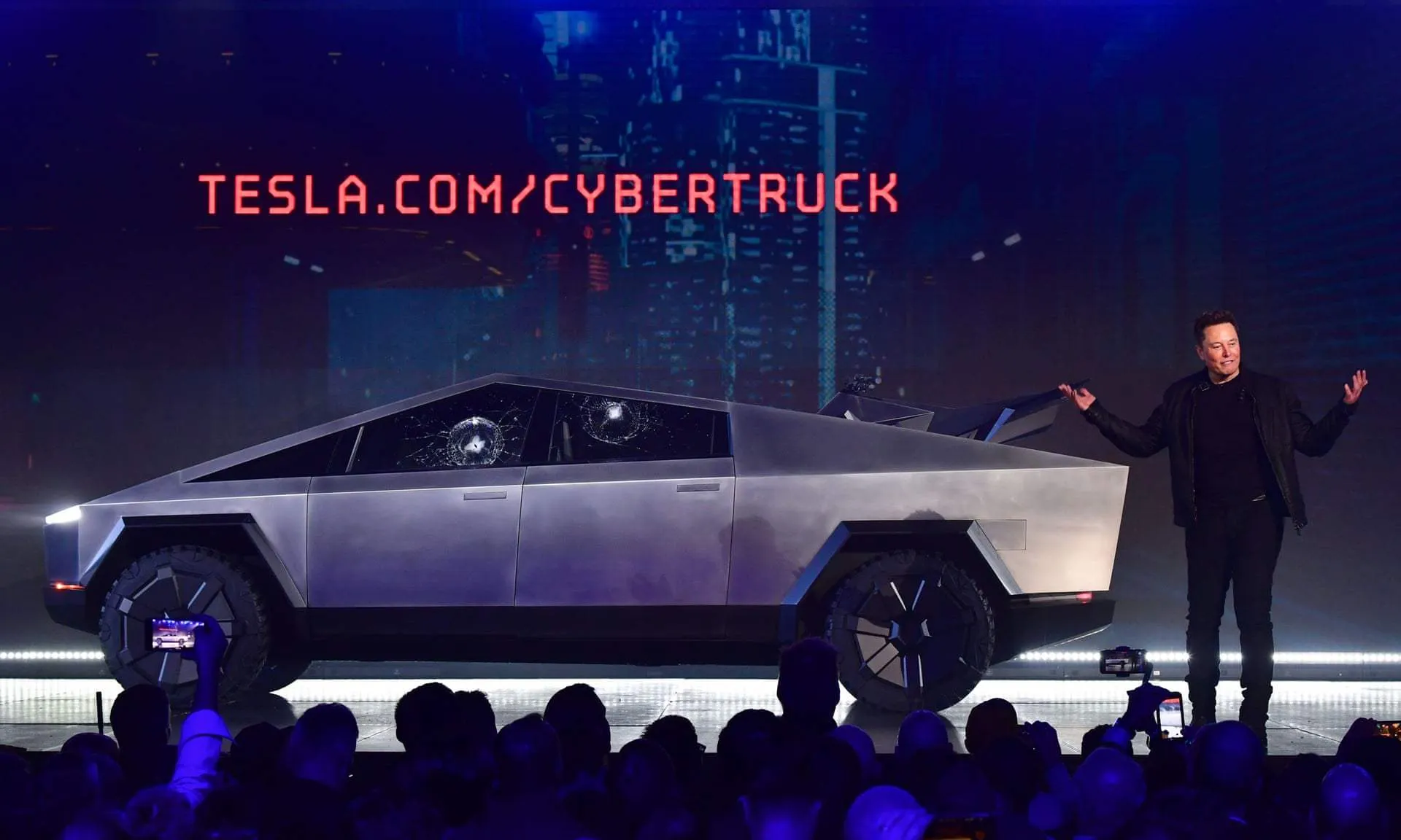 Tesla представила бронированный пикап Cybertruck. Но пока что он боится даже стального шарика