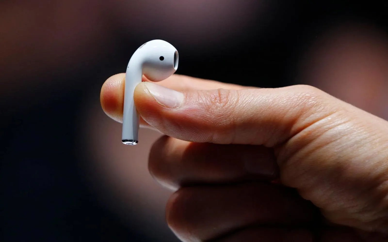 Дизайнер расклеил по городу стикеры с AirPods. Попробуй отличить их от настоящих наушников
