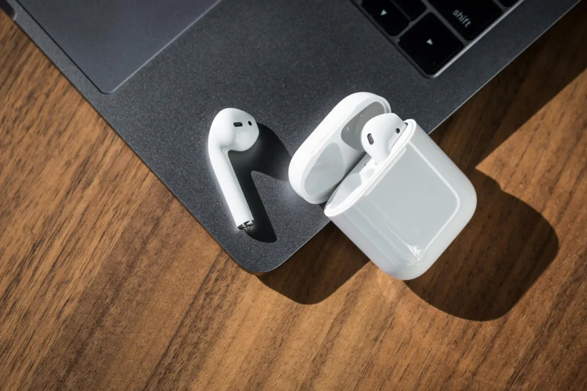 Изобретатель создал громадные AirPods. Их невозможно потерять