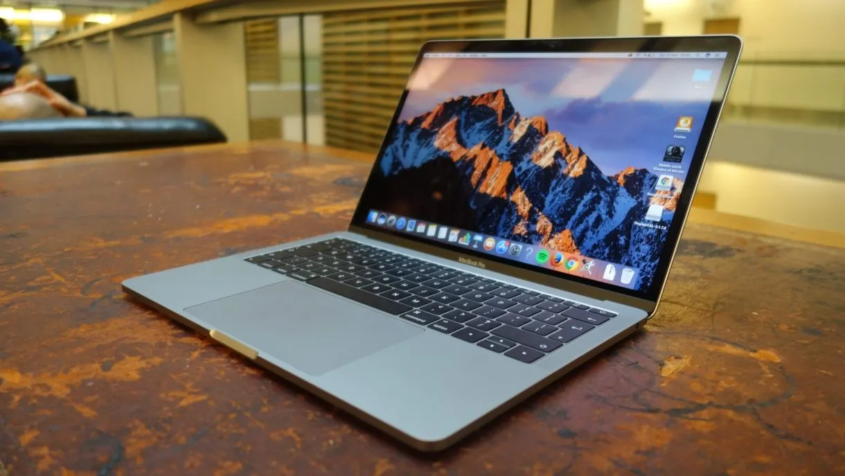 MacBook Pro отдают по невероятно низкой цене на распродаже 11.11. Он впервые стоит так дёшево