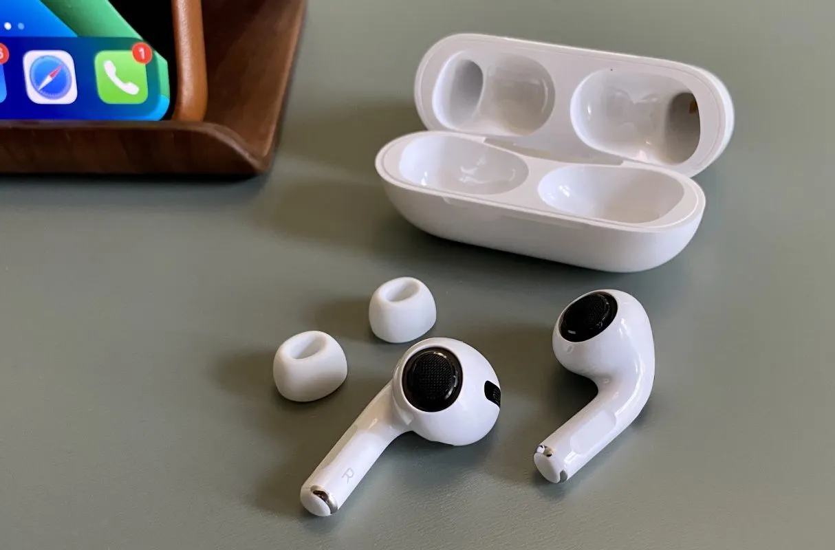 Китайцы сделали лучший клон AirPods Pro. Даже iPhone не отличает его от оригинала