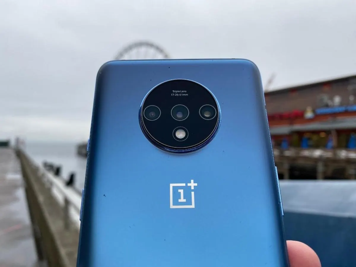OnePlus 7T – лучший до 30 тысяч по соотношению цены и качества. Он уникален