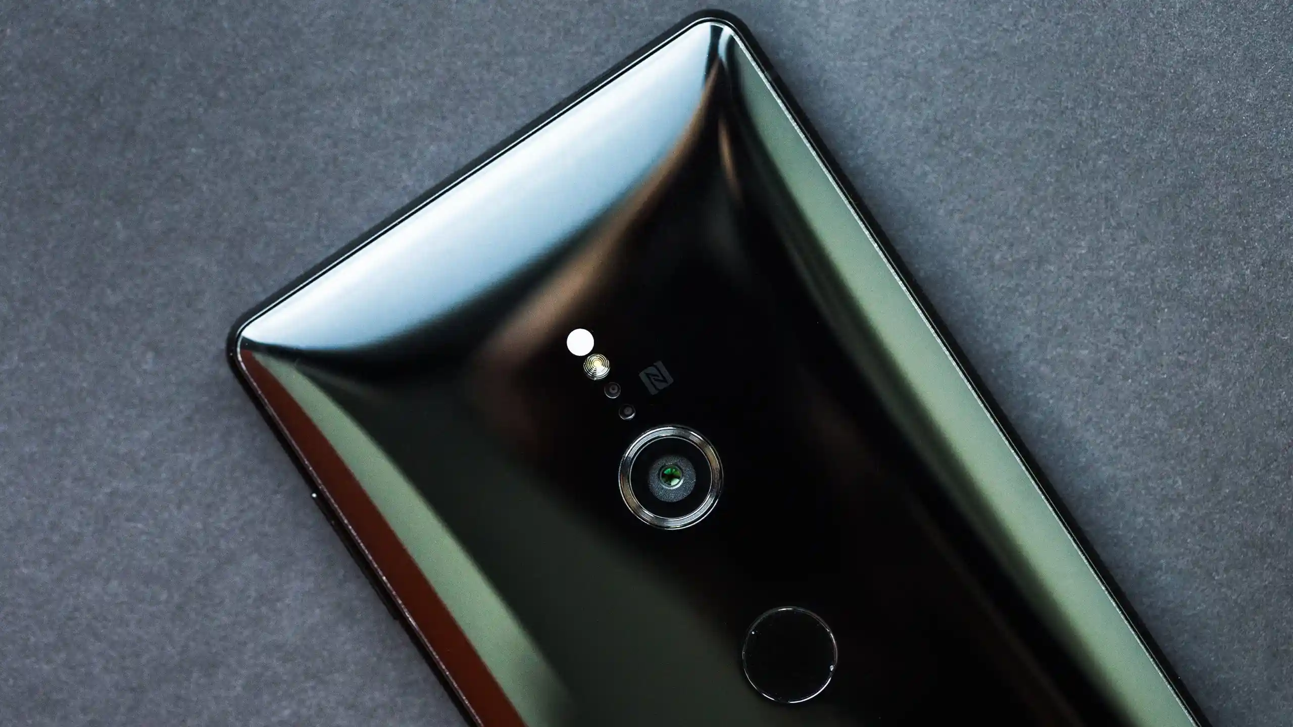 Sony Xperia XZ2 отдают по большой скидке в «Эльдорадо». Дешевле нет нигде