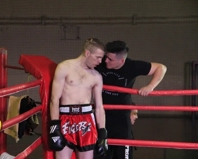Бой в MMA закончился за 9 секунд без единого удара. Что произошло?