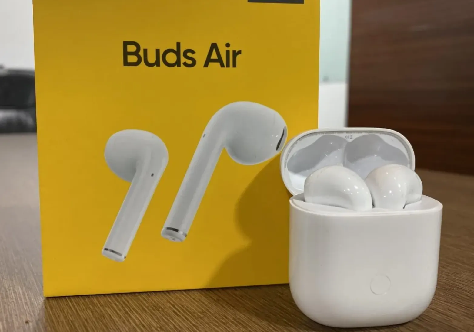Презентованы наушники Realme Buds Air. Это ультрадешёвый клон AirPods