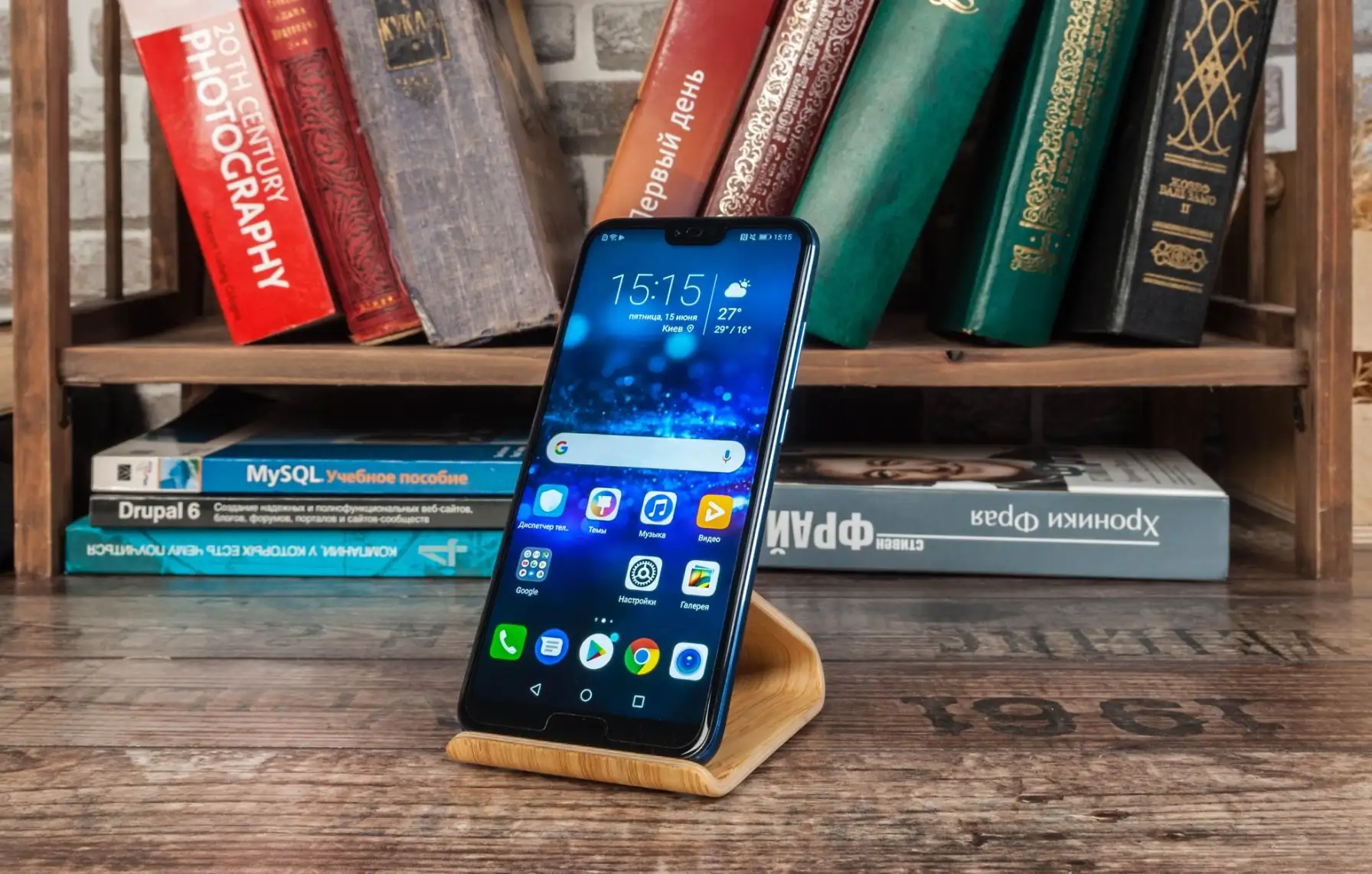 Honor 10 подешевел до исторического минимума. С промокодом цена ещё приятнее