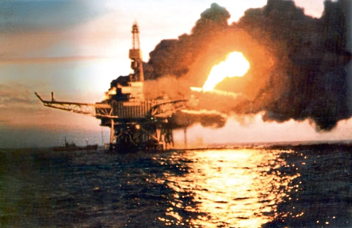Раздолбаи с американской нефтедобывающей платформы взорвали собственное рабочее место. Вместе с собой