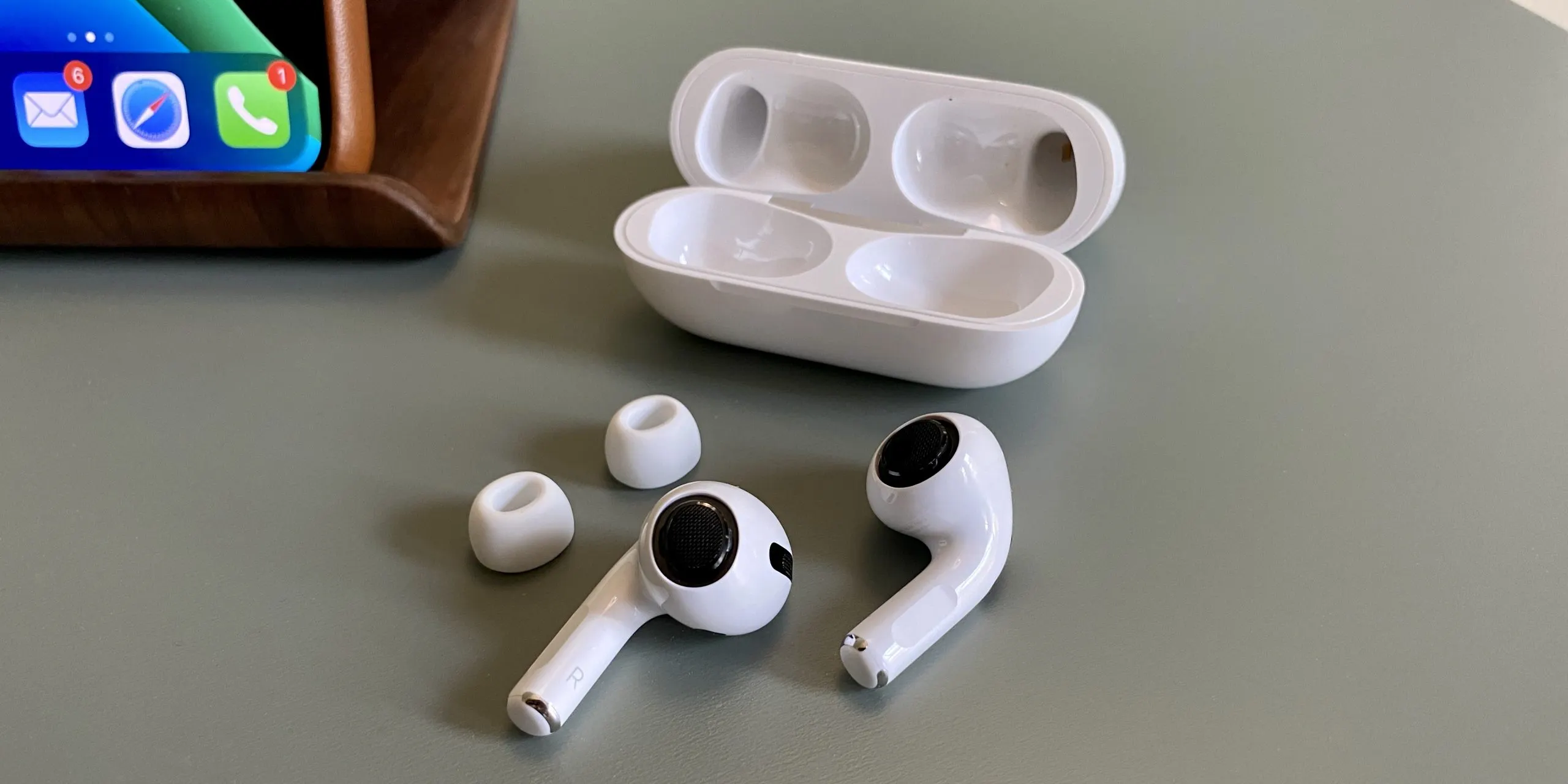 4 функции, которых не хватает в AirPods. В новом поколении их тоже не будет