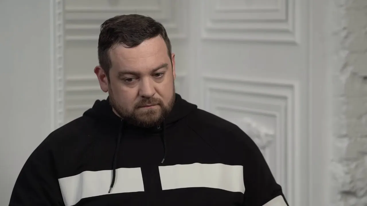 Хейтер выловил Давидыча, плюнул в него и снял это на камеру. Эрик подал заявление в полицию
