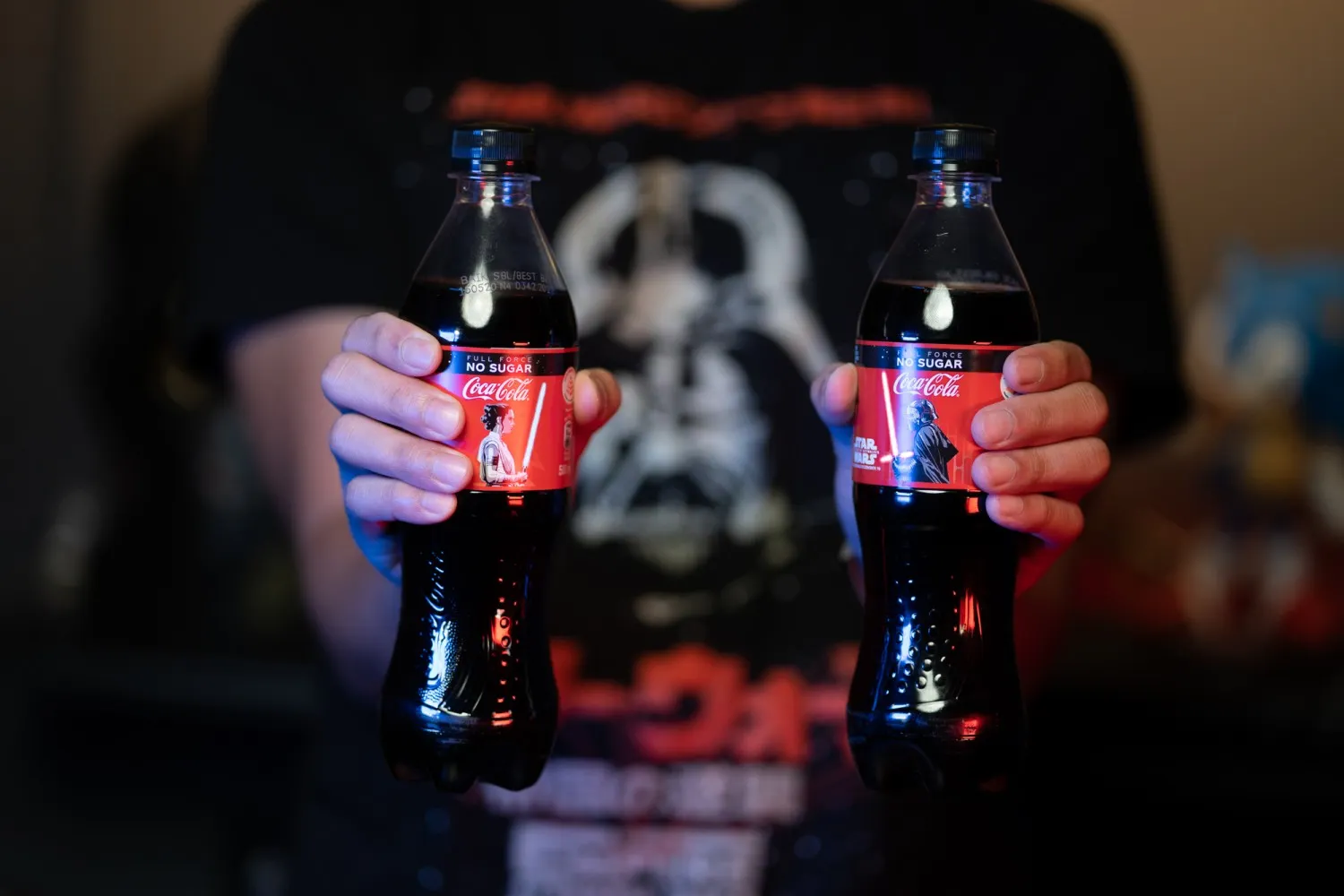 Вышла Coca-Cola с настоящими световыми мечами на этикетке. Где купить такую бутылку?