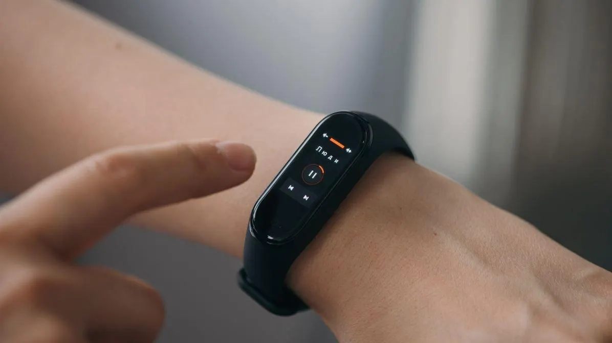 У Xiaomi Mi Band скоро появятся два конкурента. Кто их выпустит?