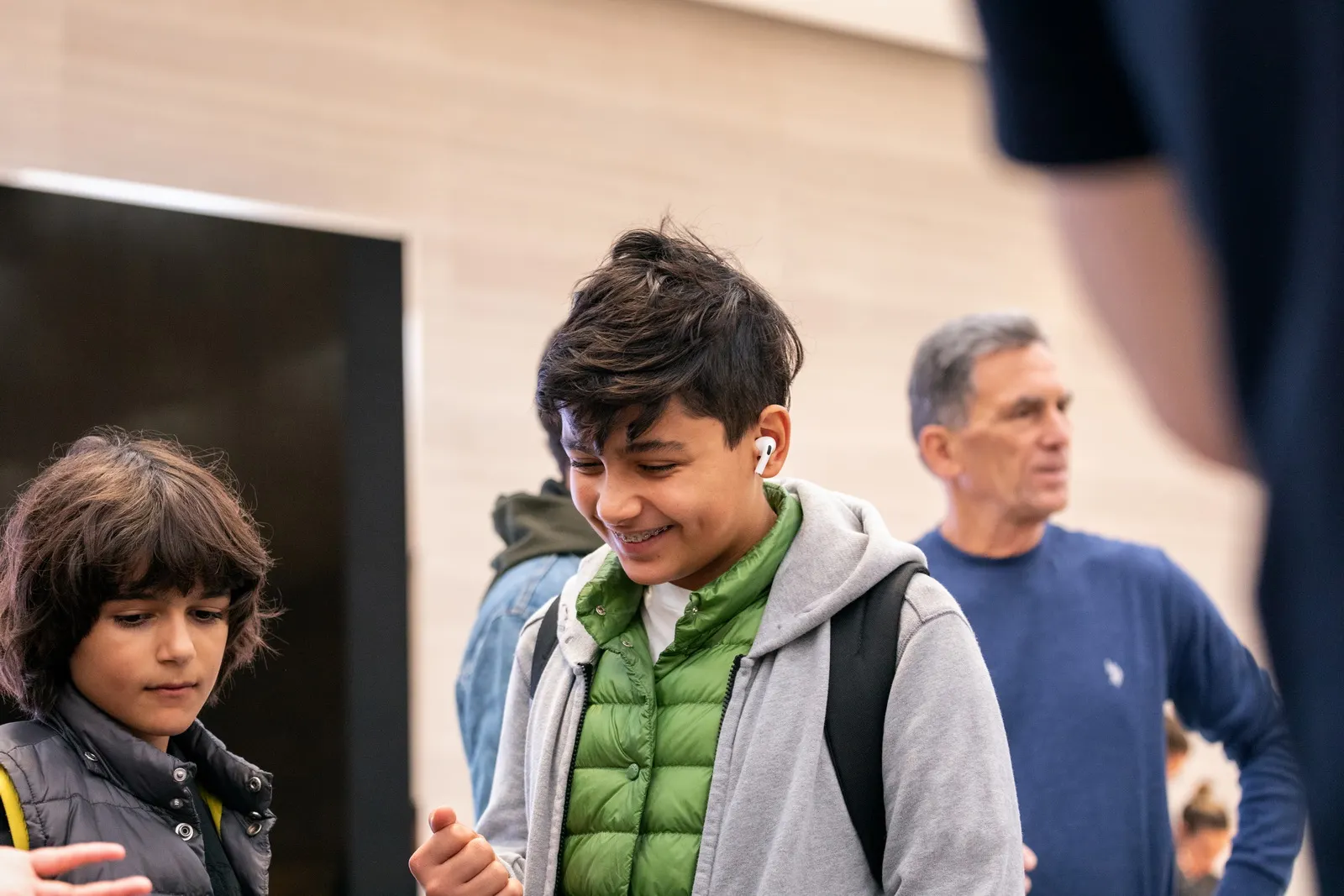 Школьник проглотил AirPods. И возненавидел беспроводные наушники