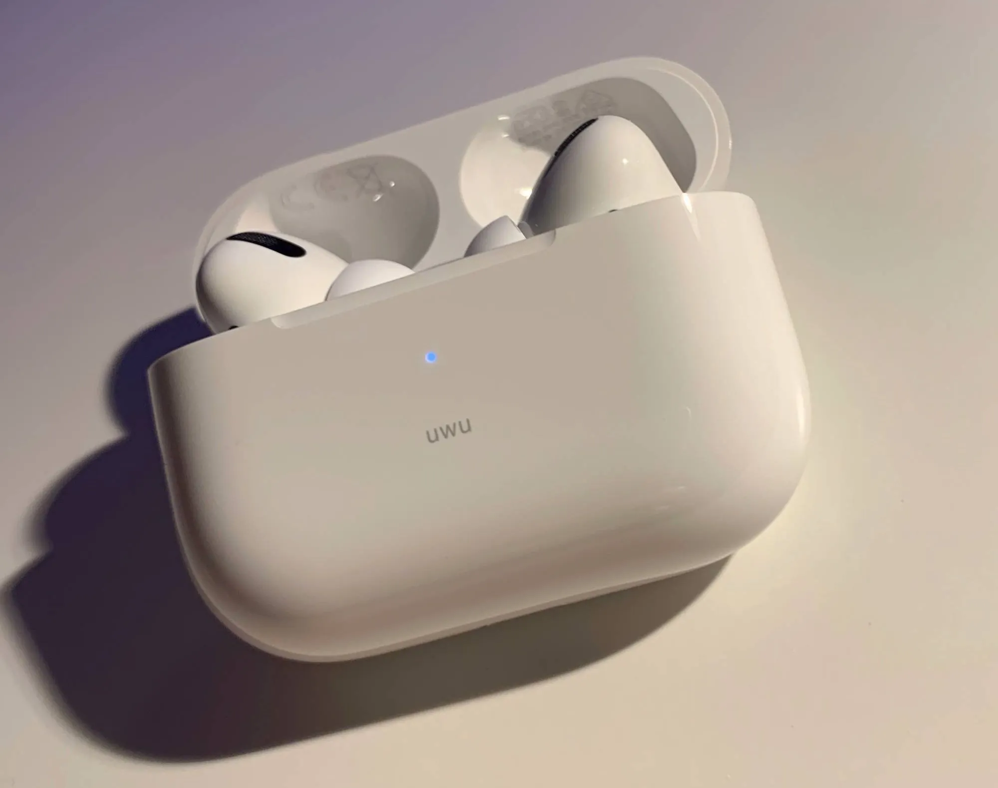На AirPods Pro можно нанести эмодзи. Как кастомизировать свои наушники?