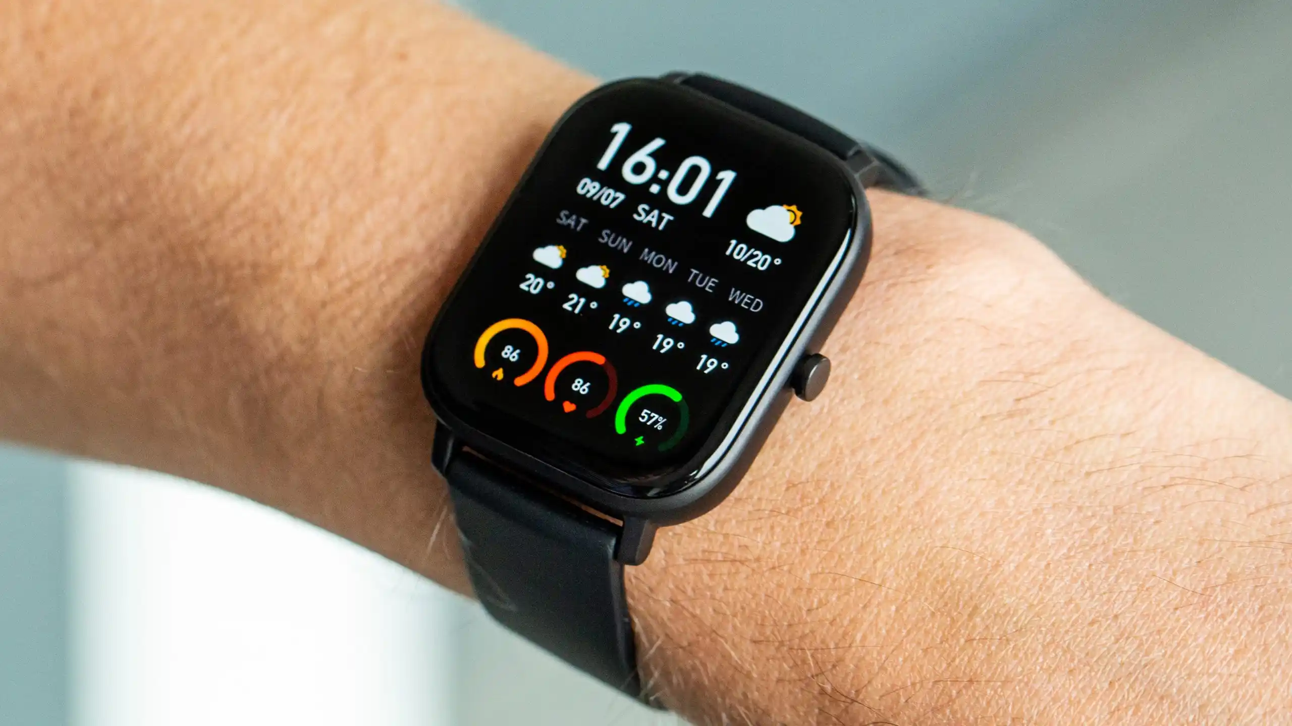 Хитовые Amazfit GTS подешевели в России. Теперь это лучшие смарт-часы до 10 тысяч рублей?