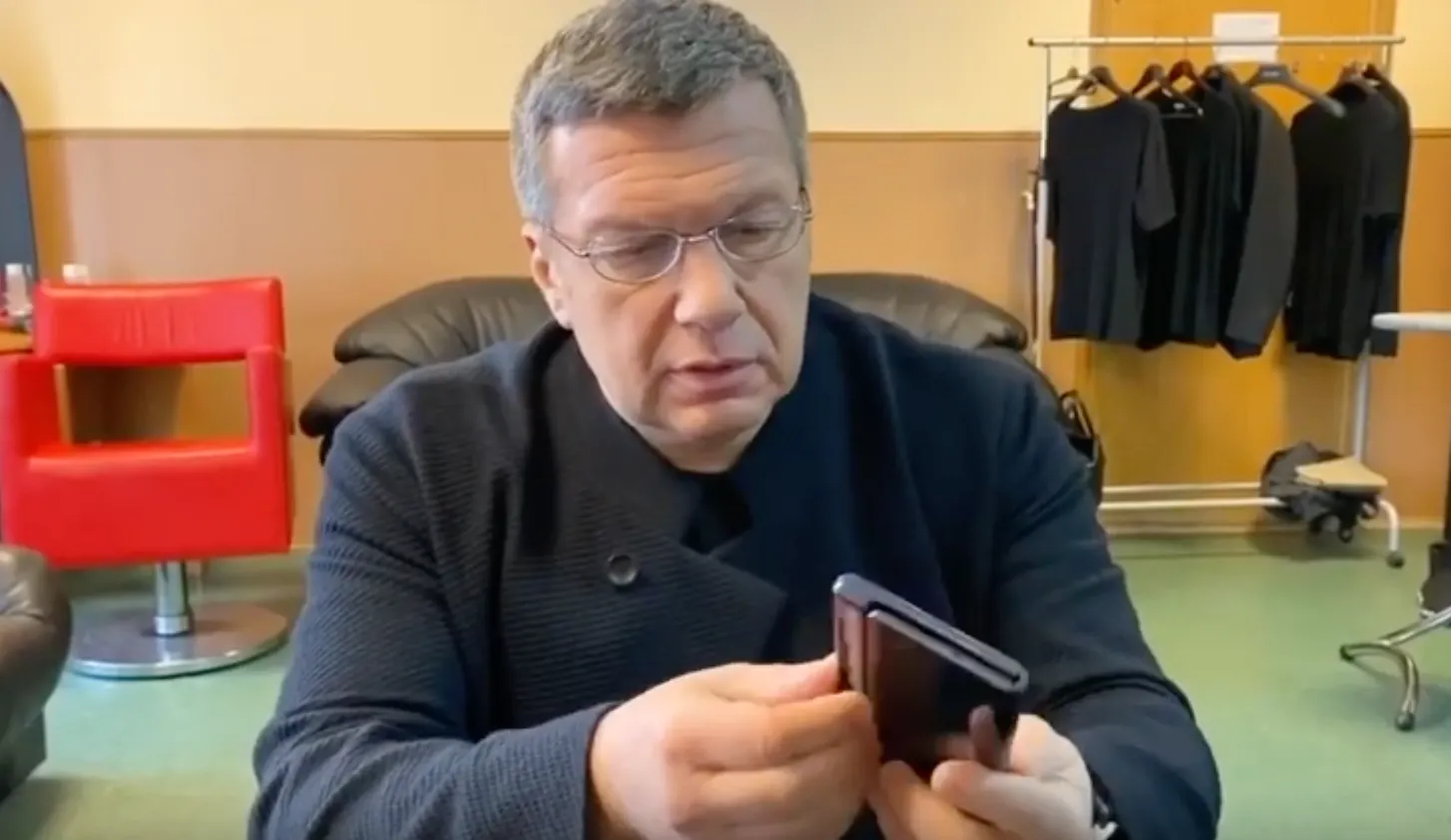 Владимир Соловьёв стал техноблогером и выложил анбоксинг Huawei Mate X. Теперь ждет такой iPhone