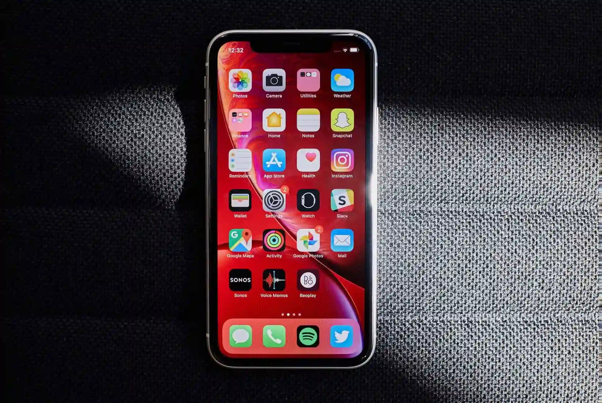 Резко подешевел iPhone XR. Лучший за свои деньги?