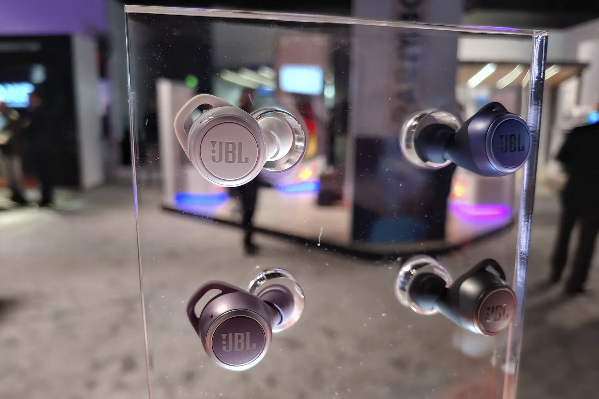 JBL выпустила свои первые TWS-наушники. Это клоны AirPods и AirPods Pro