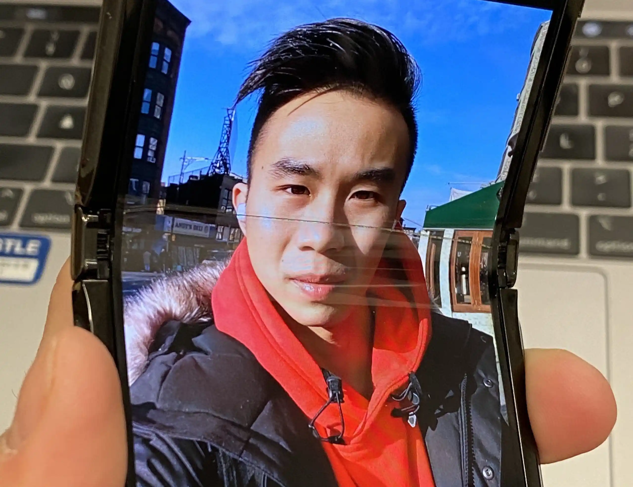 Новый Motorola RAZR – просто позор. Дисплей отслаивается и ломается