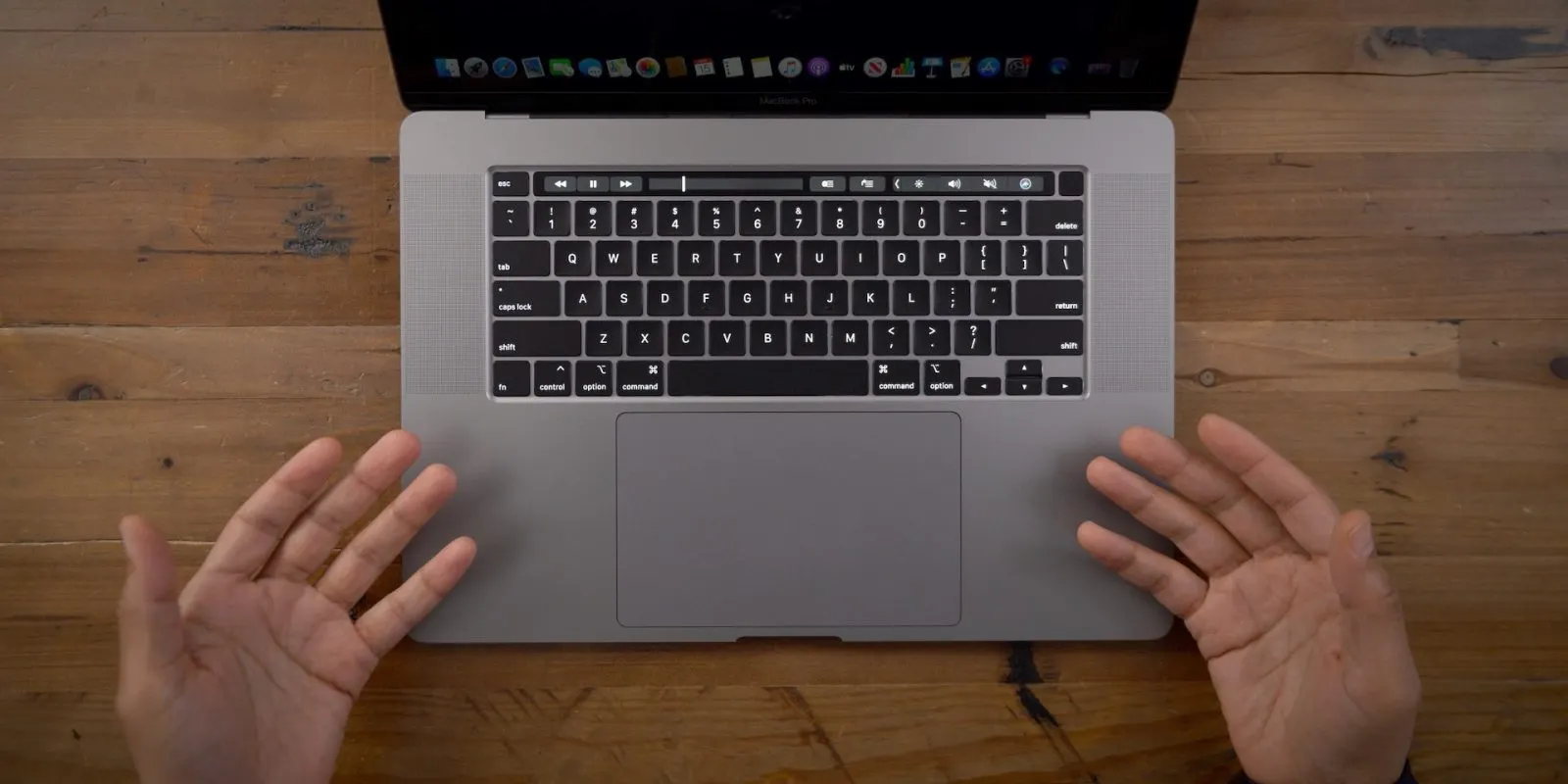 Режиссёр Тайка Вайтити раскритиковал клавиатуру MacBook. Прямо на вручении «Оскара»
