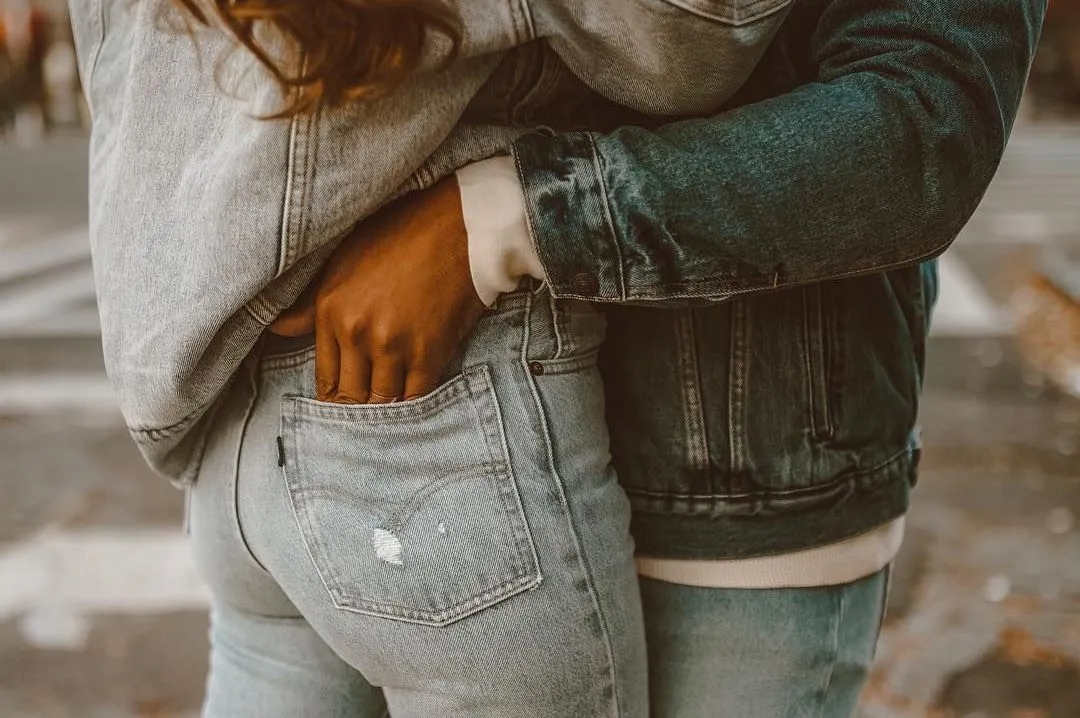 Бренд Levi’s отметил День всех влюблённых снимком межрасовой пары. Это взбесило комментаторов из «ВКонтакте»